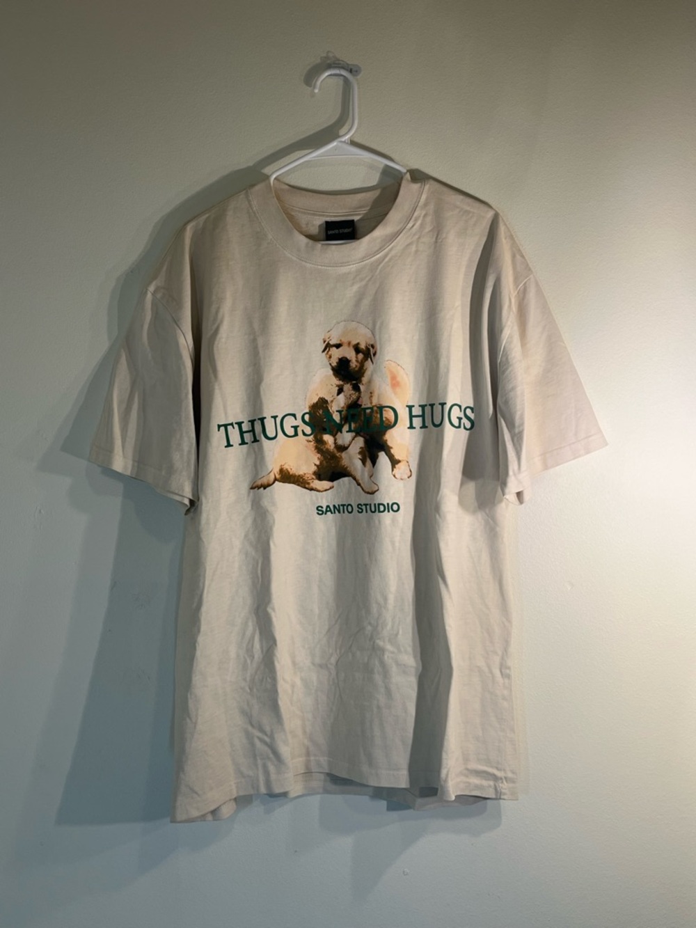 Santo Studio "Thugs Need Hugs" Cream Graphic T-Shirt Size Large